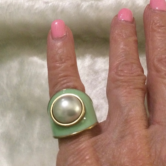 ☘️Lia Sophia Green Enamel Large Faux Pearl Ring - Picture 3 of 5